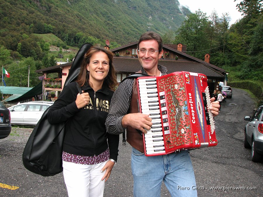 Mostacc 077.jpg - Cate con la chitarra, Sergio con la fisa...pronti per rallegrare la festa insieme ad altri 'musicanti'